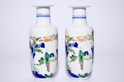 A pair of Chinese famille verte rouleau vases with figures in Kangxi-style, 19/20th C.