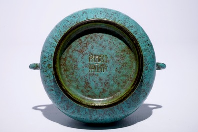 Een Chinese wierookbrander met robin's egg glazuur, Yongzheng merk, 19/20e eeuw