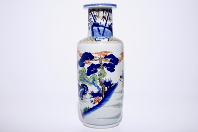 Un grand vase rouleau en porcelaine de Chine a d&eacute;cor de chevaliers, 20&egrave;me