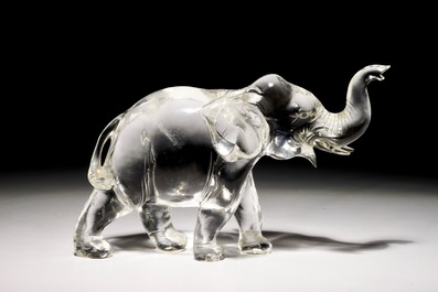 Een gesigneerd Chinees model van een olifant in bergkristal gesculpteerd, 19/20e eeuw
