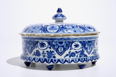 Een ronde blauw-witte Delftse specerijendoos met deksel, 18e eeuw