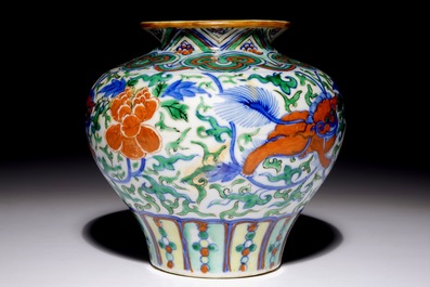 Un vase de forme balustre en porcelaine de Chine wucai &agrave; d&eacute;cor de lions bouddhistes, 19&egrave;me