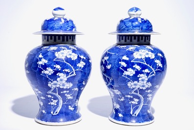 Une paire de vases balustres et leur couvercle en porcelaine de Chine bleu et blanc, 19&egrave;me