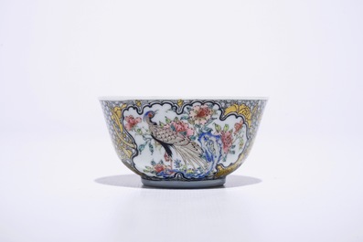 Une tasse et soucoupe en porcelaine de Chine famille rose et grisaille coquille d'oeuf &agrave; d&eacute;cor d'un faisan, Yongzheng