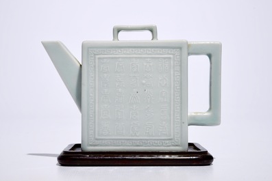 Een vierkante Chinese theepot met reli&euml;fdecor en celadonglazuur, Qianlong merk, 19/20e eeuw