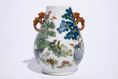 Un vase de forme hu en porcelaine de Chine &agrave; d&eacute;cor de cerfs dans un paysage, Tongzhi marque et poss. &eacute;poque