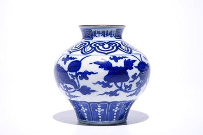 Un vase de forme balustre en porcelaine de Chine bleu et blanc &agrave; d&eacute;cor de lions bouddhistes, 19&egrave;me