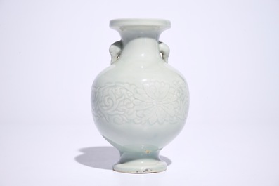 Een Chinese celadon vaas met floraal onderglazuur decor, 18/19e eeuw