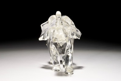 Een gesigneerd Chinees model van een olifant in bergkristal gesculpteerd, 19/20e eeuw