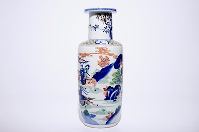 Un grand vase rouleau en porcelaine de Chine a d&eacute;cor de chevaliers, 20&egrave;me