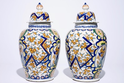 Een paar grote polychrome Delftse dekselvazen met bliksemdecor, begin 18e eeuw