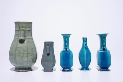 Drie Chinese vazen met turquoise glazuur en twee met craquel&eacute; glazuur, 18e eeuw en later