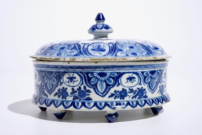 Een ronde blauw-witte Delftse specerijendoos met deksel, 18e eeuw
