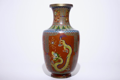 Een grote Chinese cloisonn&eacute; vaas met draken, 19/20e eeuw