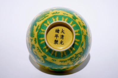 Een Chinese kom met groene draken en feniksen op gele fondkleur, Guangxu merk en periode