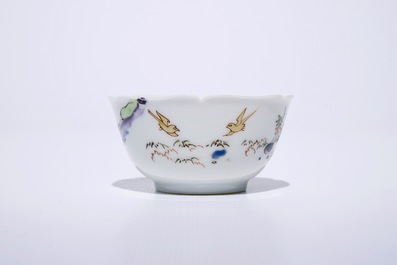Une tasse et soucoupe en porcelaine de Chine coquille d&rsquo;oeuf &agrave; d&eacute;cor d&rsquo;un couple avec un cage &agrave; oiseaux, Yongzheng