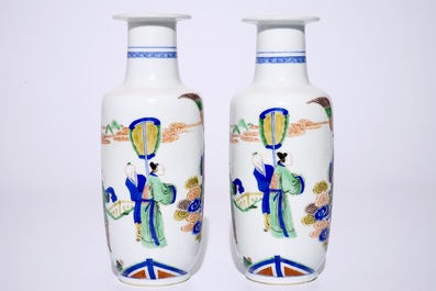 A pair of Chinese famille verte rouleau vases with figures in Kangxi-style, 19/20th C.
