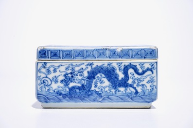 A square Chinese blue and white box and cover with dragons, Kangxi