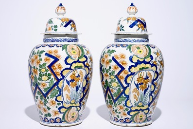 Une paire de grands vases et leur couvercle en fa&iuml;ence de Delft polychrome, d&eacute;but du 18&egrave;me