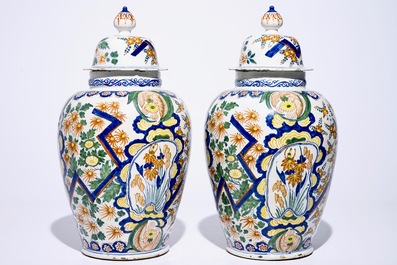 Een paar grote polychrome Delftse dekselvazen met bliksemdecor, begin 18e eeuw