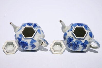 Een paar Japanse Arita miniatuur blauw-witte theepotten met landschapsdecor, Edo, 17e eeuw