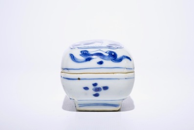 Une bo&icirc;te couverte pour noix de b&eacute;tel en porcelaine de Chine bleu et blanc, Ming, Wanli