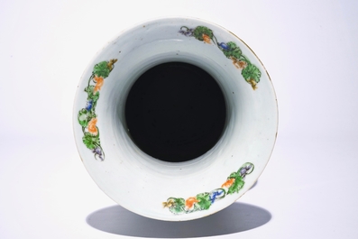 Un vase en porcelaine de Chine famille verte de Canton, 19&egrave;me