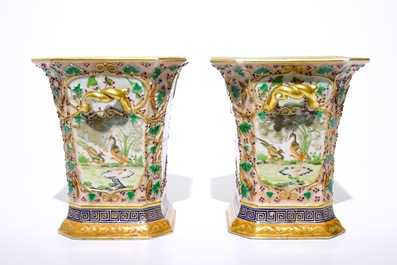 Une paire de pots &agrave; fleurs en porcelaine de Chine d'exportation famille rose, Qianlong