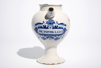 Een grote blauw-witte Delftse siroopkan &quot;S. De Pomis Laxat&quot;, 18e eeuw