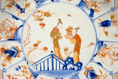 Een grote fijne Chinese schotel in Imari-stijl met dames in een tuin, Kangxi/Yongzheng