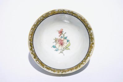 Une tasse et soucoupe en porcelaine de Chine famille rose et grisaille coquille d'oeuf &agrave; d&eacute;cor d'un faisan, Yongzheng