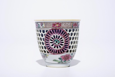 Une tasse et soucoupe ajour&eacute;e &agrave; double parois en porcelaine de Chine famille rose, Yongzheng/Qianlong