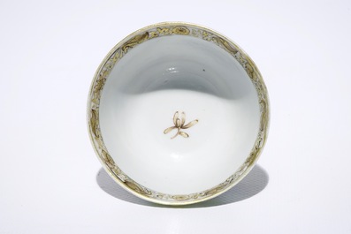 Une tasse et soucoupe en porcelaine de Chine famille rose coquille d'oeuf &agrave; d&eacute;cor d'une femme avec deux gar&ccedil;ons, Yongzheng