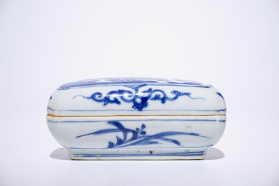 Une bo&icirc;te couverte pour noix de b&eacute;tel en porcelaine de Chine bleu et blanc, Ming, Wanli