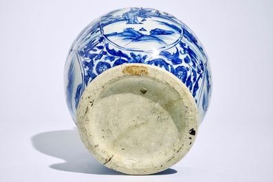 Un vase de forme balustre en porcelaine de Chine bleu et blanc, Ming, Wanli