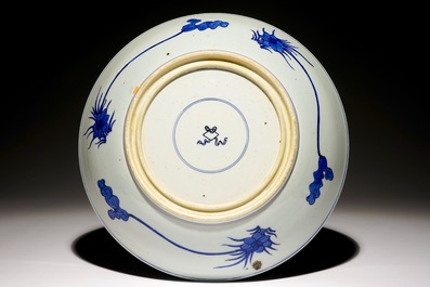 Un plat en porcelaine de Chine bleu et blanc exceptionnel aux rinceaux de lotus, Kangxi