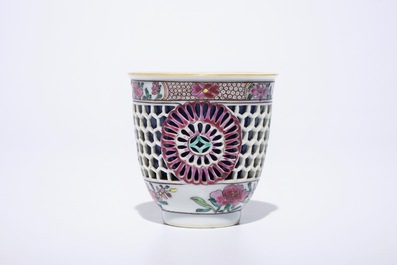 Une tasse et soucoupe ajour&eacute;e &agrave; double parois en porcelaine de Chine famille rose, Yongzheng/Qianlong