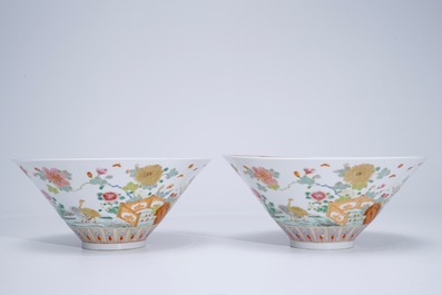 Une paire de bols en porcelaine de Chine famille rose de forme conique, 19&egrave;me