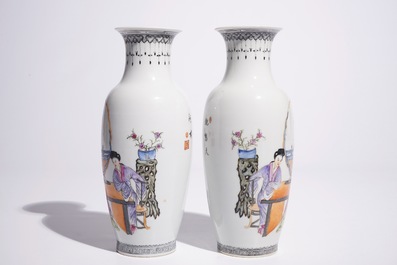 Une paire de vases en porcelaine de Chine famille rose aux musiciennes et joueuses de go, R&eacute;publique, 20&egrave;me