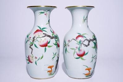 Une paire de vases en porcelaine de Chine famille rose &agrave; d&eacute;cor de &quot;neufs p&ecirc;ches&quot;, 19&egrave;me