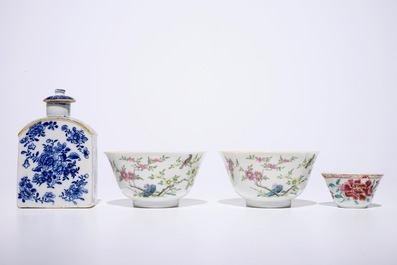Een gevarieerd lot Chinees blauw-wit en famille rose porselein, Wanli, Kangxi en later