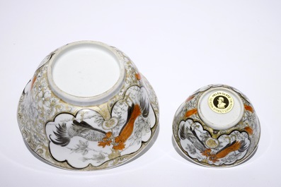 Un bol avec une tasse et soucoupe en porcelaine de Chine grisaille &agrave; d&eacute;cor de coqs, Yongzheng
