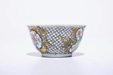 Une tasse et soucoupe en porcelaine de Chine famille rose et grisaille coquille d'oeuf &agrave; d&eacute;cor d'un faisan, Yongzheng