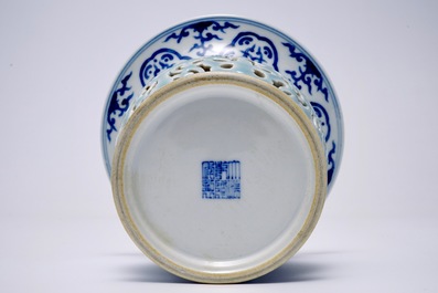 Un cr&acirc;choir zhadou &agrave; partie tournante en porcelaine de Chine bleu, blanc et lavande, marque de Qianlong, 19/20&egrave;me