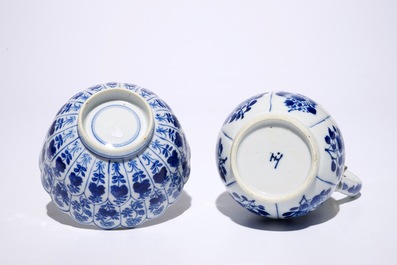 Une verseuse couverte mont&eacute;e d'argent, une tasse et soucoupe et trois coupes en porcelaine de Chine bleu et blanc, Kangxi