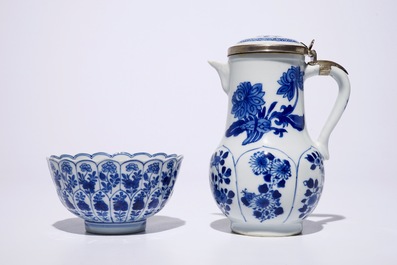 Een Chinese blauw-witte dekselkan met zilveren montuur, een kop met schotel en drie schotels, Kangxi