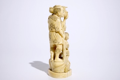 Un okimono en ivoire figurant des attrapeurs d'oiseaux, Japon, Meiji, d&eacute;but du 20&egrave;me, sign&eacute;