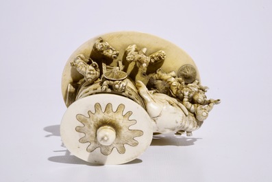 Un okimono en ivoire figurant des gar&ccedil;ons jouant sur un &eacute;l&eacute;phant, Japon, Meiji, 19&egrave;me, sign&eacute;