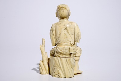 Un okimono en ivoire figurant un marchand de l&eacute;gumes, Japon, Meiji, d&eacute;but du 20&egrave;me