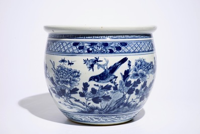 Un acquarium en porcelaine de Chine bleu et blanc aux oiseaux parmi fleurs, 19&egrave;me